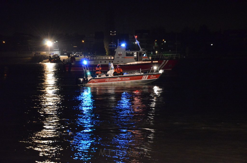 Einsatz BF Koeln PKW im Rhein Mondorf Hersel P074.JPG